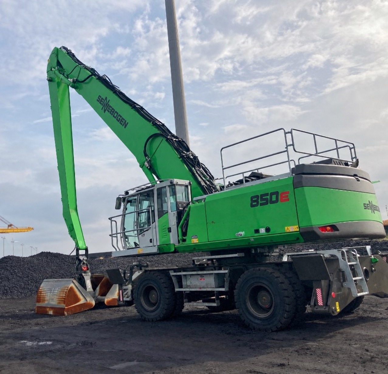 SENNEBOGEN 850 material handler